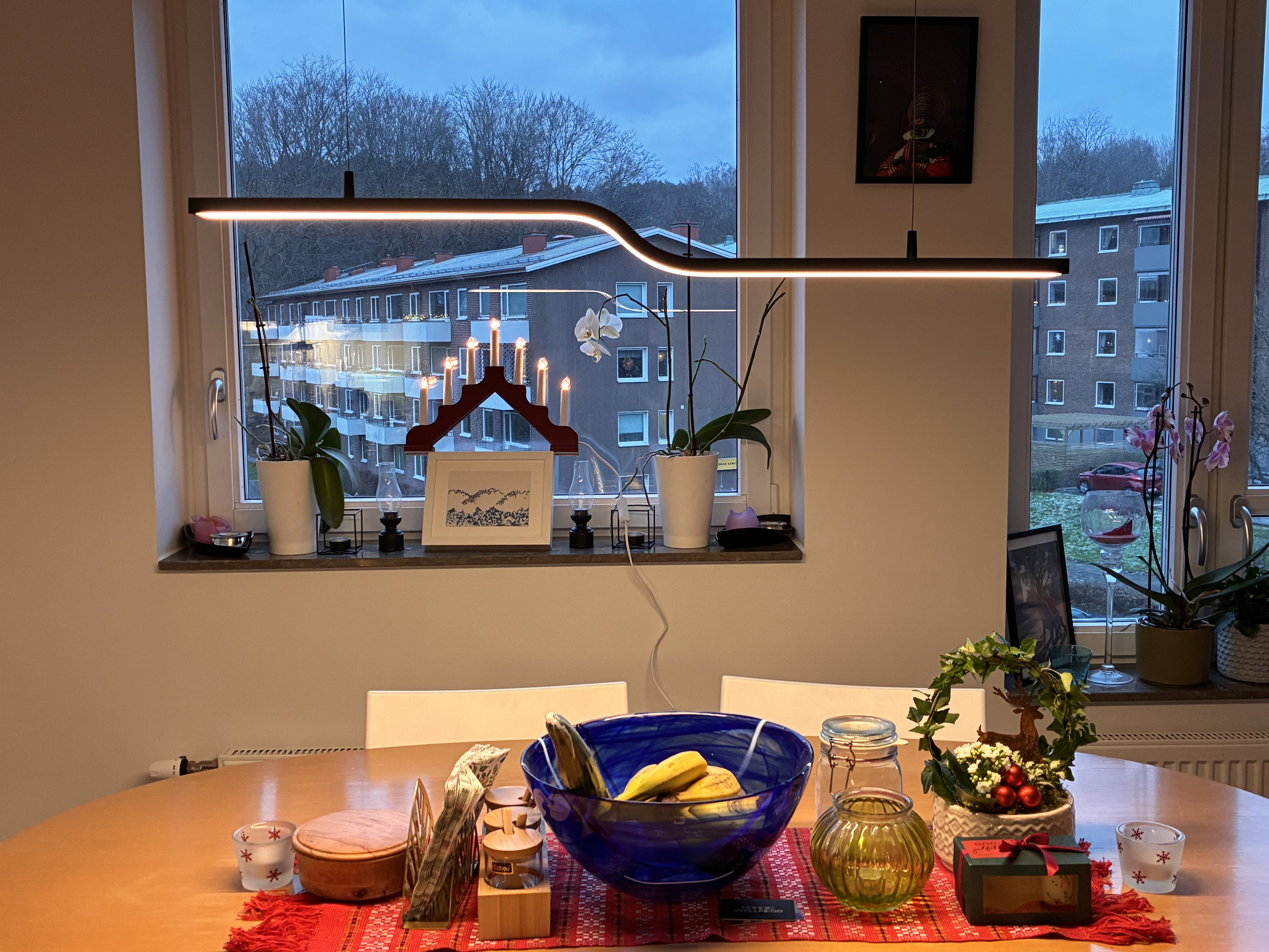 Det här min favoritplats. Min man och jag sitter har varje dag och äter mat och pratar om vår dag. Jag älskar att sitta vid det fönster eftersom det har mycket trädet och växter.